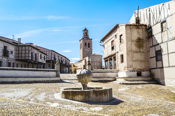 Fototapeta premium Plaza Mayor de la villa medieval de Arévalo con la iglesia de Santa María la Mayor del Castillo al fondo, Ávila , España
