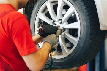 Installation and inspection of wheels on the car. Torsion of wheels