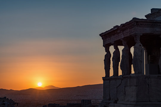 Tramonto sul tempio dell'Eretteo nel sito dell'Acropoli di Atene, Grecia