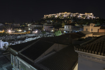 Vista notturna sull'Acropoli da una terrazza panoramica a Monastiraki, città di Atene GR