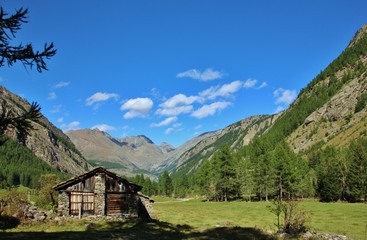 Obraz premium Abandoned lodge in Valnontey, Gran Paradiso National Park, Italy