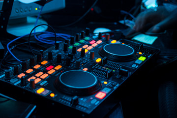 mesa de mezclas en discoteca musica latina