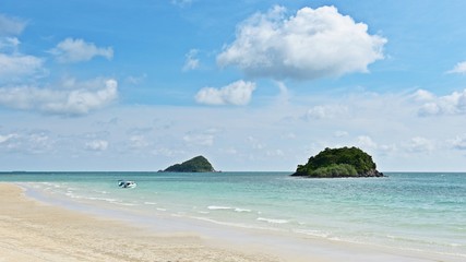 Fototapeta premium The sky is wide, the white clouds are beautiful over the sea and Sand beach in summer of thailand