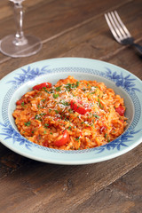 risotto al pomodoro e formaggio cibo vegetariano