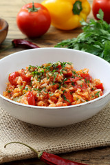 risotto con pomodoro e peperoni cibo vegetariano