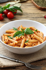 pasta italiana penne con pomodoro e panna