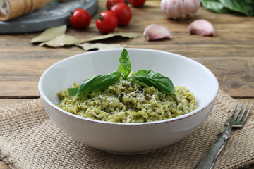 risotto con pesto basilico e formaggio cibo vegetariano