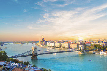 Naklejka premium Piękny widok na węgierski parlament i most łańcuchowy w panoramie Budapesztu nocą, Węgry