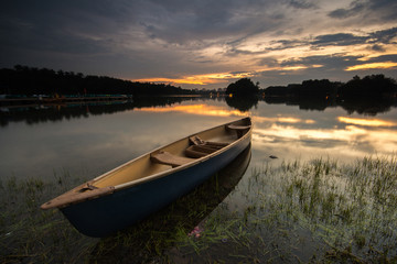 Fototapeta na wymiar Blue kayak at the lake