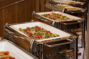 Glasbilder Fertige gerichte food banquet table with chafing dish heaters