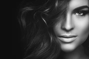 Rolgordijnen Vrouw met krullend haar en mooie make-up © blackday