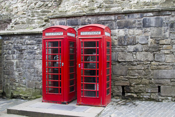 Obraz premium Alte englische Telefonzellen in Edinburgh - Schottland