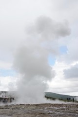 Heiße Quellen und Geysir Strokkur - Landschaft in Islands Süd-Westen / Golden Circle
