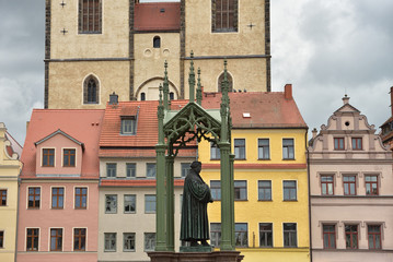 Luther Denkmal und Stadt- und Pfarrkirche St. Marien in Wittenberg 
