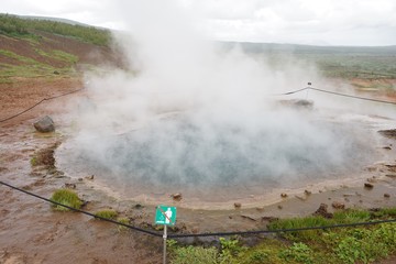Obraz premium Heiße Quellen und Geysir Strokkur - Landschaft in Islands Süd-Westen / Golden Circle 