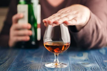 Keuken foto achterwand Bar probleem van alcoholisme, man stop met meer drinken