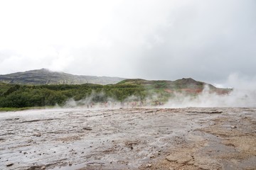 Heiße Quellen und Geysir Strokkur - Landschaft in Islands Süd-Westen / Golden Circle
