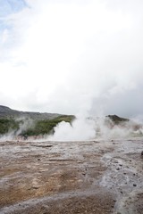 Heiße Quellen und Geysir Strokkur - Landschaft in Islands Süd-Westen / Golden Circle
