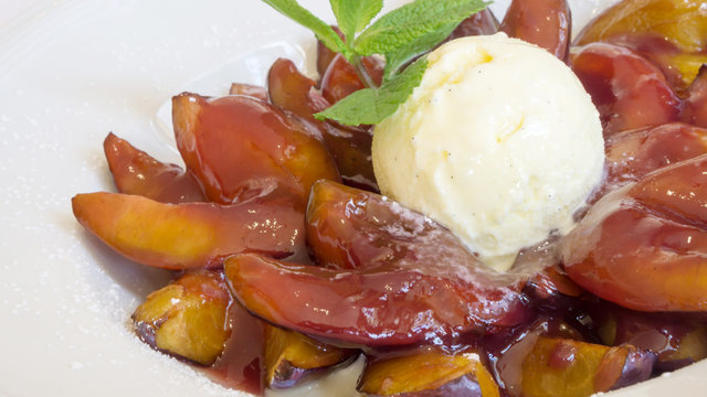 zwetschgen mit vanilleeis