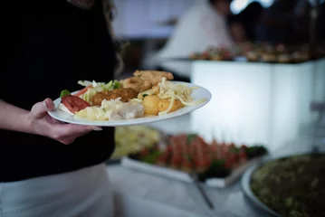 Selbstklebende Fototapeten Teller mit Essen © ilfotokunst