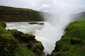 Fototapeta na wymiar Landschaft in Islands Süd-Westen - Golden Circle: Wasserfall Gullfoss