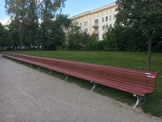 Obraz premium Eine lange Bank im Park