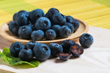 Arrangement blueberries on plank