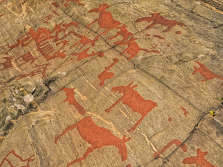 Rote Felsenzeichnungen im Stein in Schweden