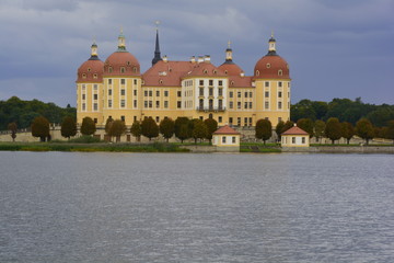 Fototapeta na wymiar Barock-Schloss Moritzburg in Sachsen