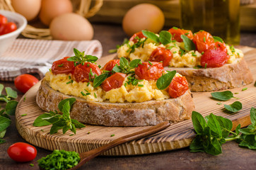 Bread scrambledd eggs