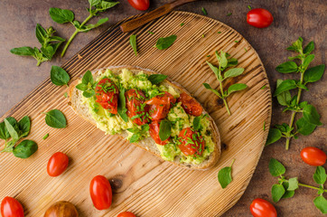 Avocado spread with tomatoes