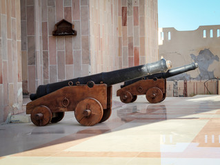 Kanonen vor Gebäude
