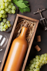 Obraz premium Wine bottle and grapes