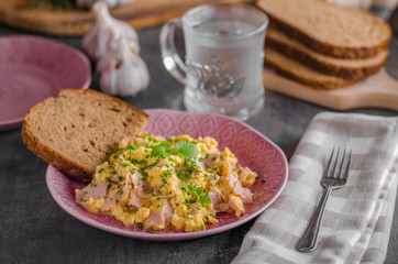 Scrambled eggs, wholegrain bread