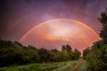 Regenbogen über Bach