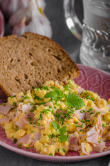 Scrambled eggs, wholegrain bread