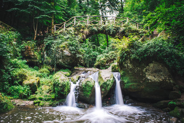 Fototapeta premium Kamienny most nad wodospadem.