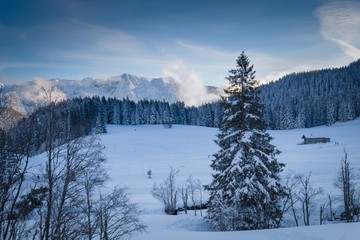 Typische Winterabend in Gebirge.