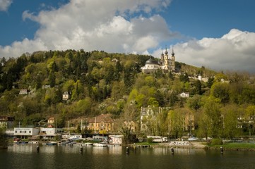 Obraz premium Eine Kirche ligt auf dem Hügel