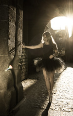 Danseuse classique sous la porte du Mont St Michel