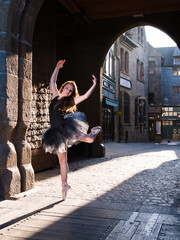 Arabesque danseuse classique au Mont St Michel