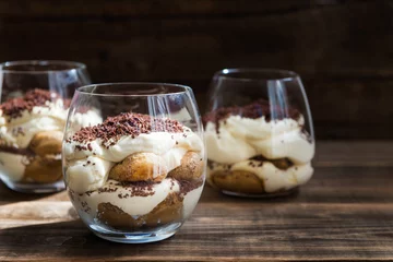 Tuinposter Traditioneel Italiaans dessert Tiramisu in een glazen pot © manuta