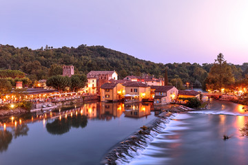 foto notturne del fiume mincio