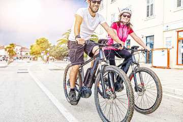 Fototapeta premium Pärchen mit dem E-Bike im Urlaub im Süden