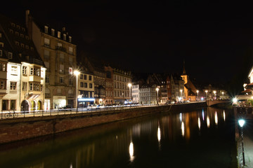 Obraz premium Straßburg, Elsaß, Frankreich, Europa / Strasbourg, Alsace: Petite France bei Nacht (Altstadt)