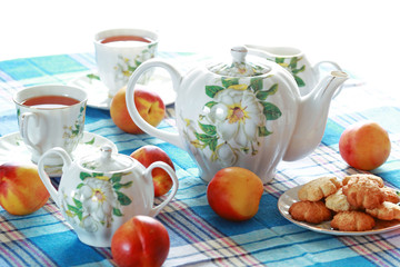 Чай и персики на столе