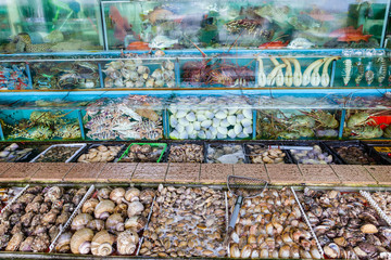 Obraz premium Seafood Market Fish Tanks in Sai Kung, Hong Kong