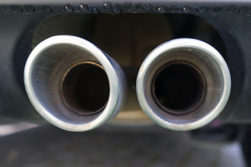 auspuff eines autos von unten