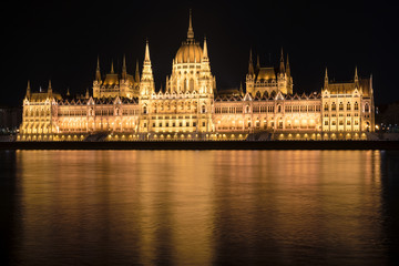 Obraz premium Hungarian Parliament Building at night, Budapest, Hungary