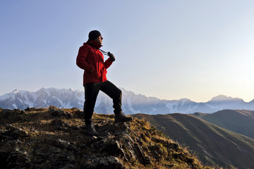 Fototapeta premium tourist with binoculars looking in a mountainous